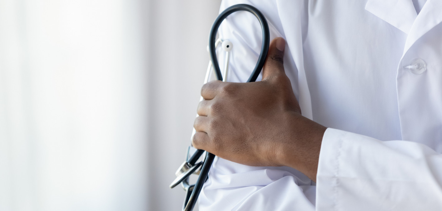 Выезд врача на дом. Номер телефона главврача поликлиники. Номер телефона главврача детской поликлиники. Телефон врача гора. Доктор говорит по телефону.