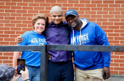 An Alabama teen raised $39,000 for kids with cancer by cutting off his  beloved 19-inch Afro - KVIA